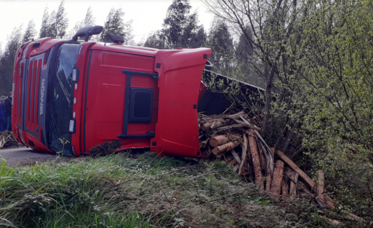 Un camión que transportaba madera vuelca en la parroquia larachesa de Montemaior