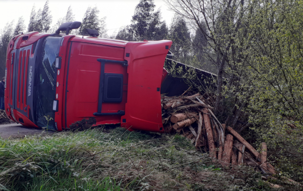 Un camión que transportaba madera vuelca en la parroquia larachesa de Montemaior