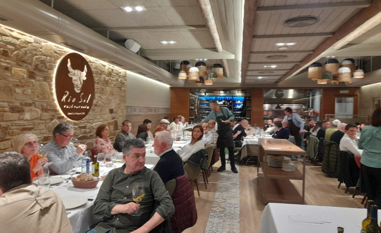 Exitosa cena de Choiva Viños en Carballo