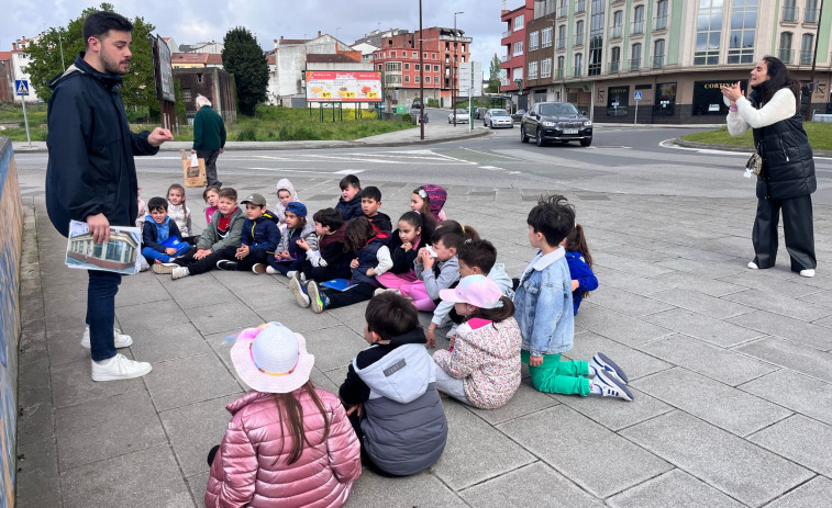 Unos 300 escolares de Carballo, en el trolebús literario