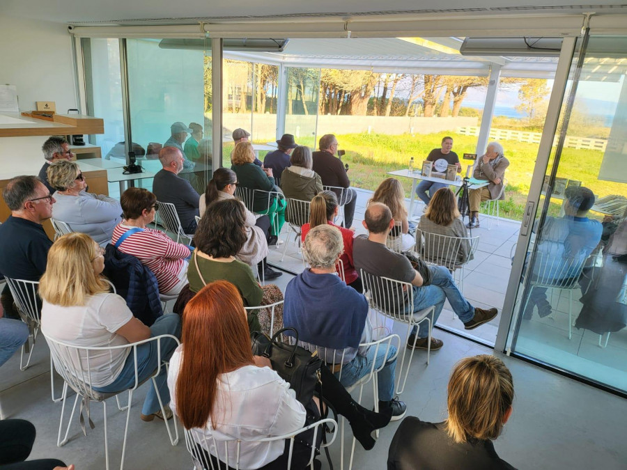 La subdelegada del Gobierno celebra el Día do Libro en el Bela Fisterra