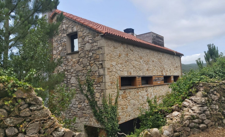 Piden más de un millón de euros por un complejo de seis viviendas con vistas a la playa de Traba