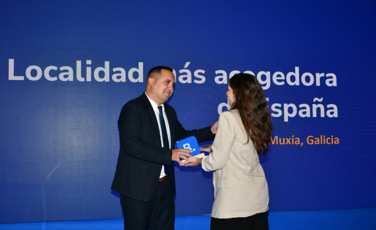 Muxía recoge el premio como la localidad más acogedora de España, según Booking.com