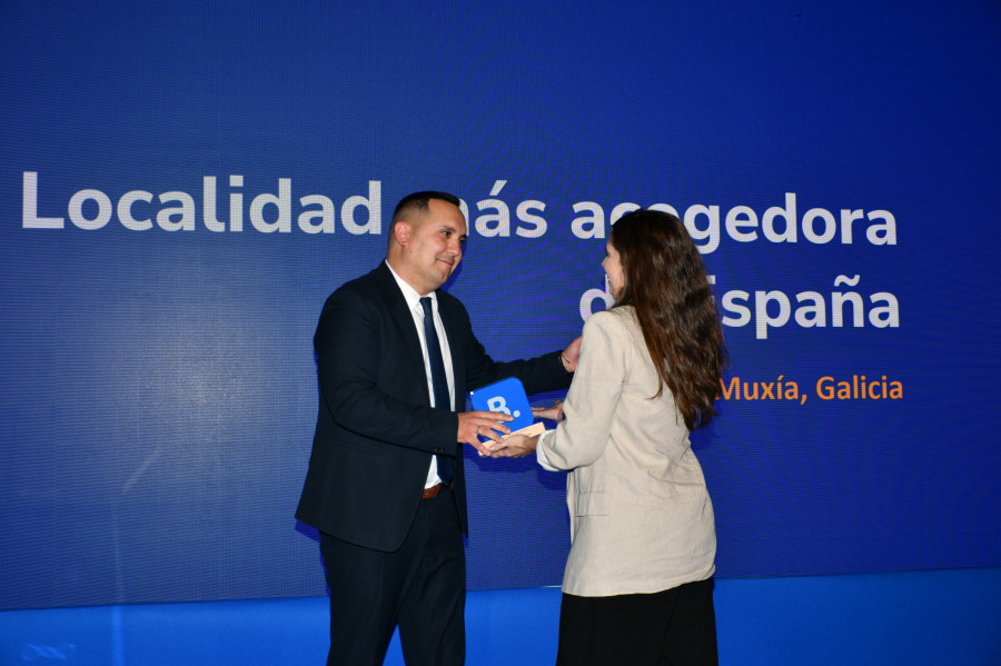 Muxía recoge el premio como la localidad más acogedora de España, según Booking.com