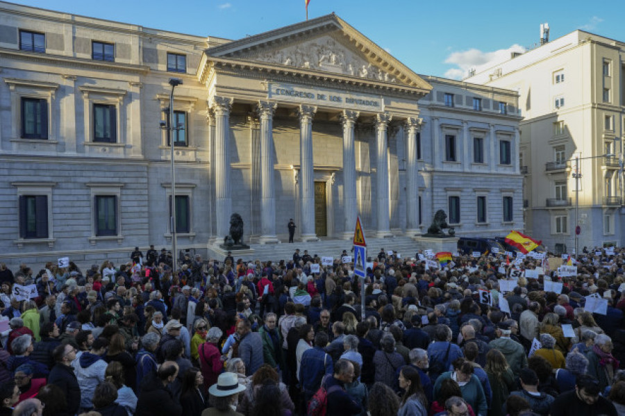 Cinco mil personas se manifiestan frente al Congreso en apoyo a Pedro Sánchez