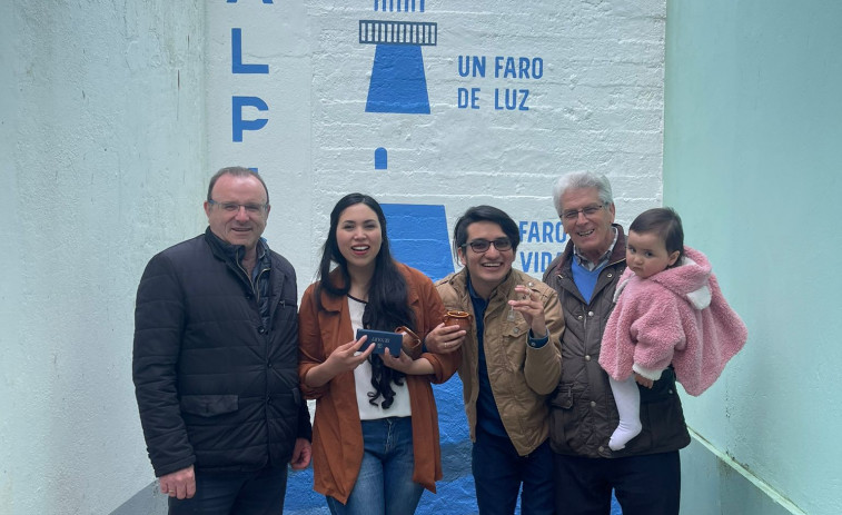 Los artistas colombianos Daniel Josué y Paola Andrea dejan su huella en Malpica con un mural