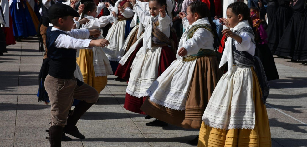 La muiñeira brilla de nuevo en Cee con medio millar de bailarines de toda Galicia