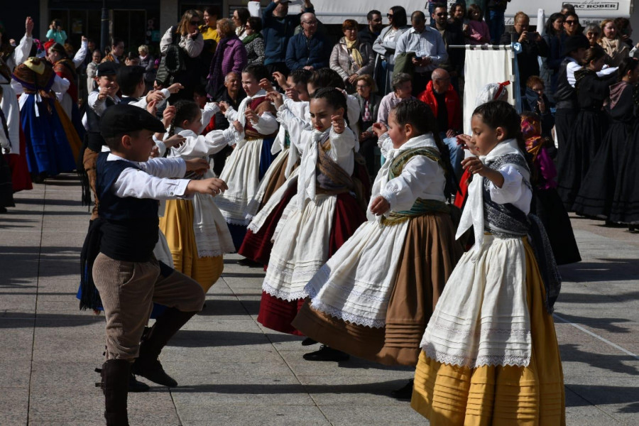 La muiñeira brilla de nuevo en Cee con medio millar de bailarines de toda Galicia