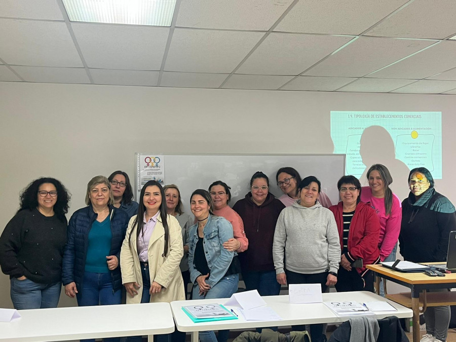 Amigos de Galicia pone en marcha un curso de cajera y reponedora de supermercado