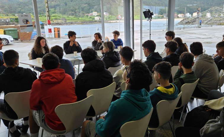 Alumnos del IES Pedra da Aguia conocen de cerca el programa Escora que hoy llega a Camelle