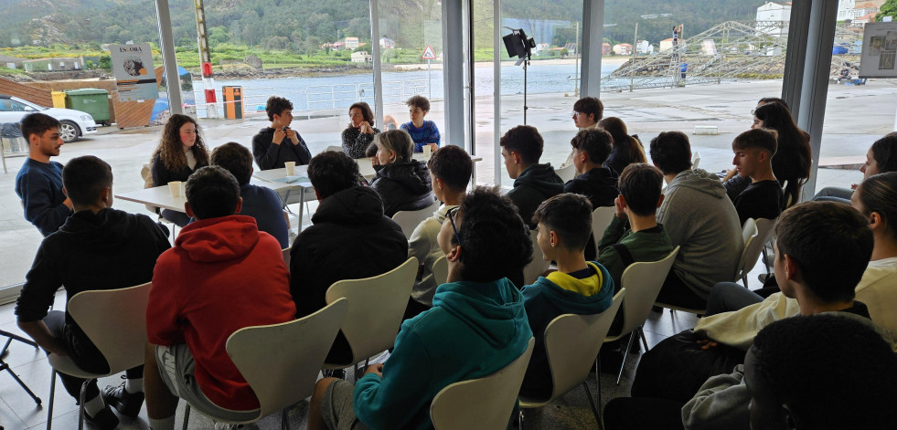 Alumnos del IES Pedra da Aguia conocen de cerca el programa Escora que hoy llega a Camelle