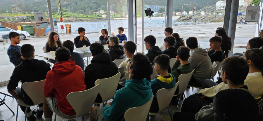 Alumnos del IES Pedra da Aguia conocen de cerca el programa Escora que hoy llega a Camelle