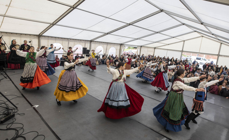 A Laracha segue festexando as Letras con música e baile tradicional