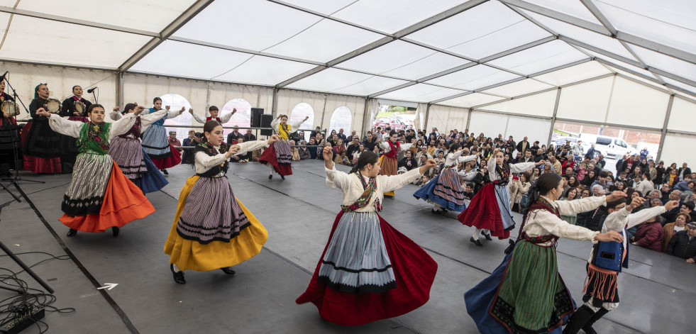 A Laracha segue festexando as Letras con música e baile tradicional