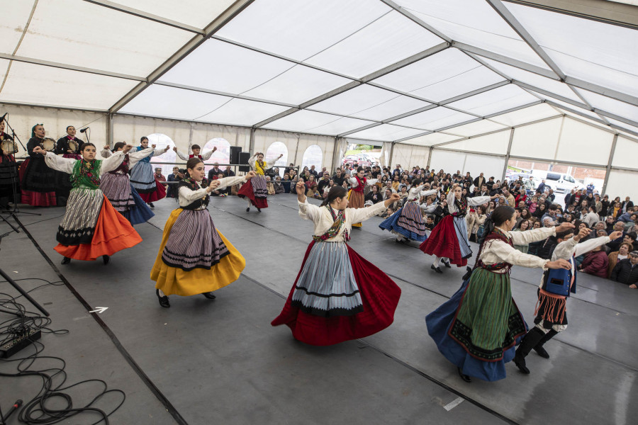 A Laracha segue festexando as Letras con música e baile tradicional