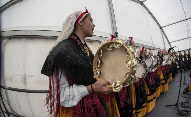 A Laracha segue festexando as Letras Galegas con música e baile tradicional