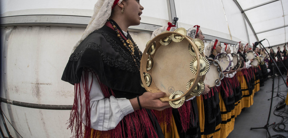 A Laracha segue festexando as Letras Galegas con música e baile tradicional