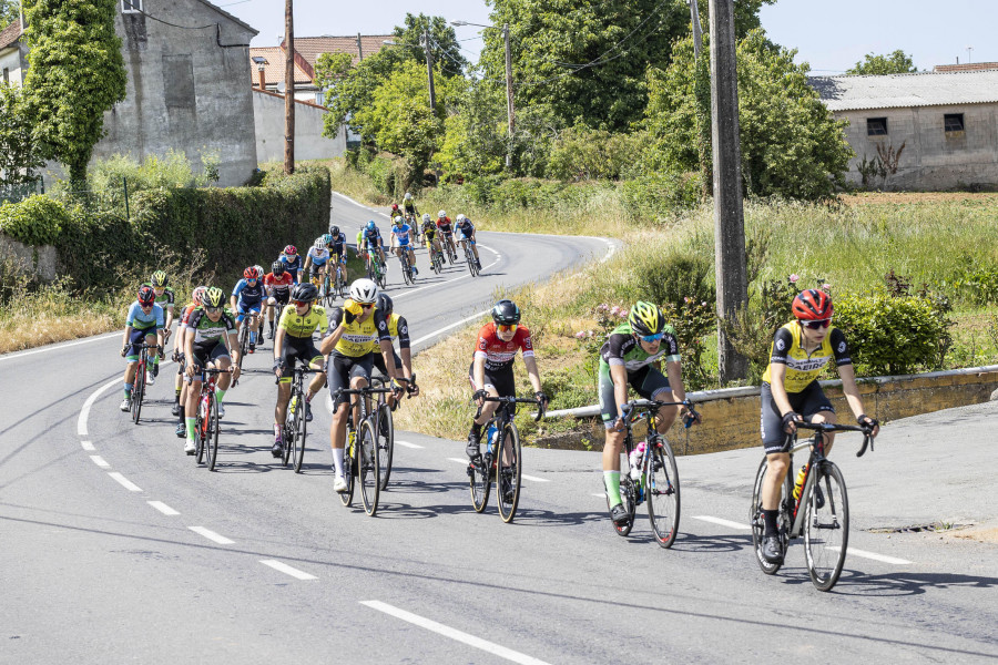 El Trofeo de Carballo reúne  al  futuro del ciclismo gallego