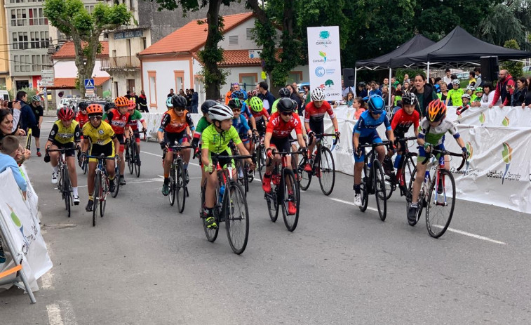 La base del ciclismo gallego brilla en Carballo