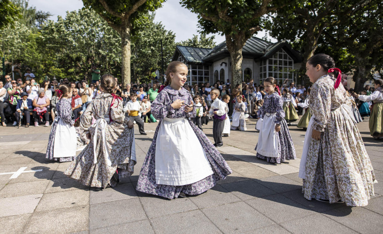 Unos 300 bailarines participan este domingo en Carballo en una nueva edición del Día da Muiñeira