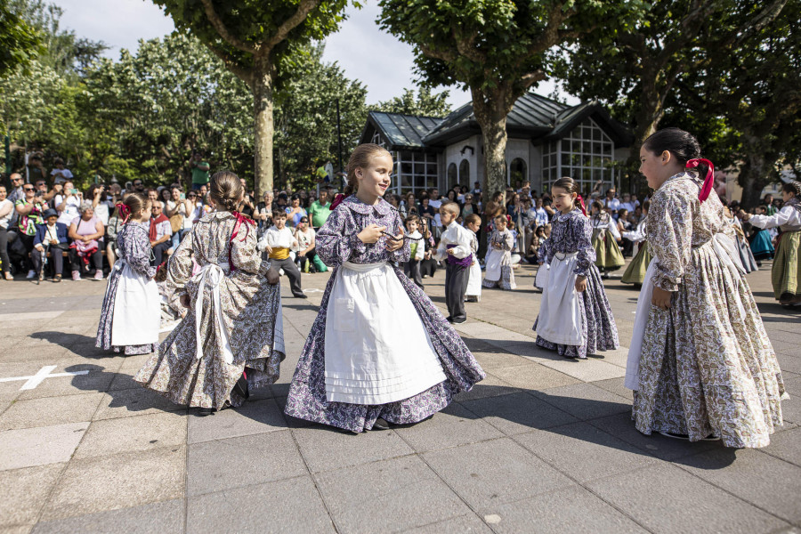 Unos 300 bailarines participan este domingo en Carballo en una nueva edición del Día da Muiñeira