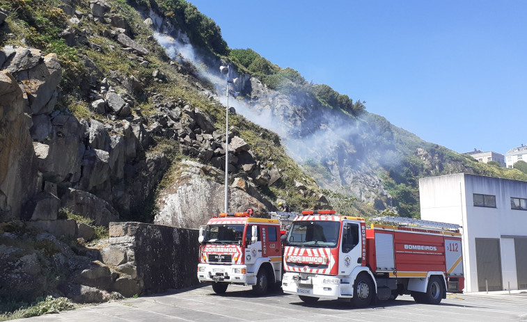 Extinguido un incendio forestal junto a la depuradora del puerto de Malpica