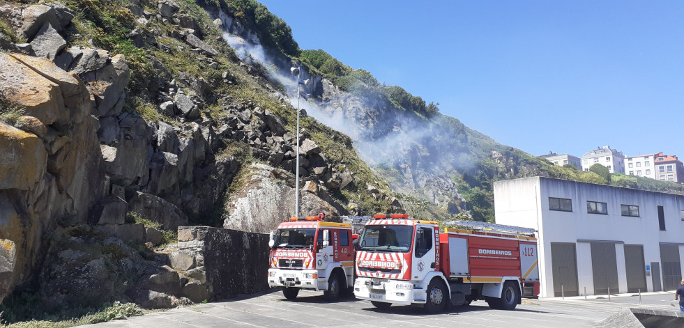 Extinguido un incendio forestal junto a la depuradora del puerto de Malpica