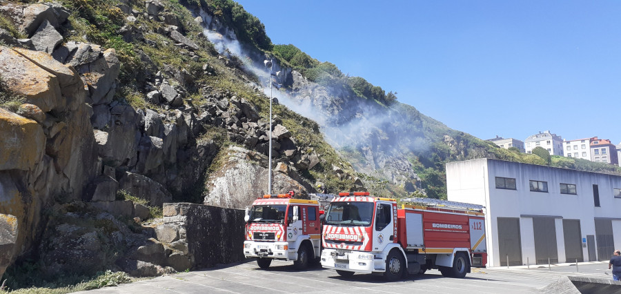 Extinguido un incendio forestal junto a la depuradora del puerto de Malpica