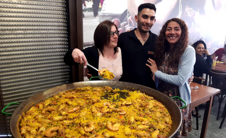 Exitosa paella en la cervecería Suiza de Paiosaco