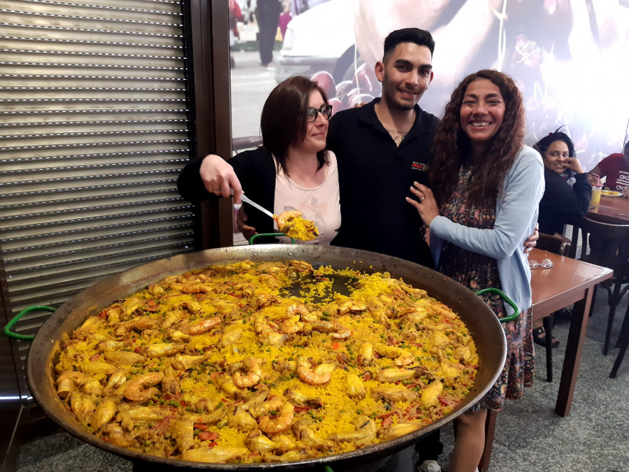 Exitosa paella en la cervecería Suiza de Paiosaco