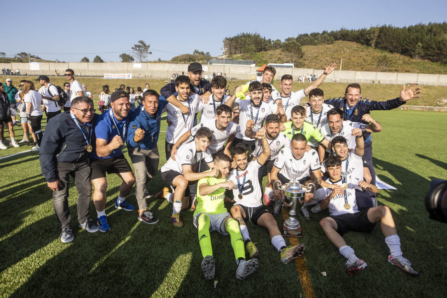 El Dumbría, campeón en los penaltis de una igualada final de la Copa da Costa