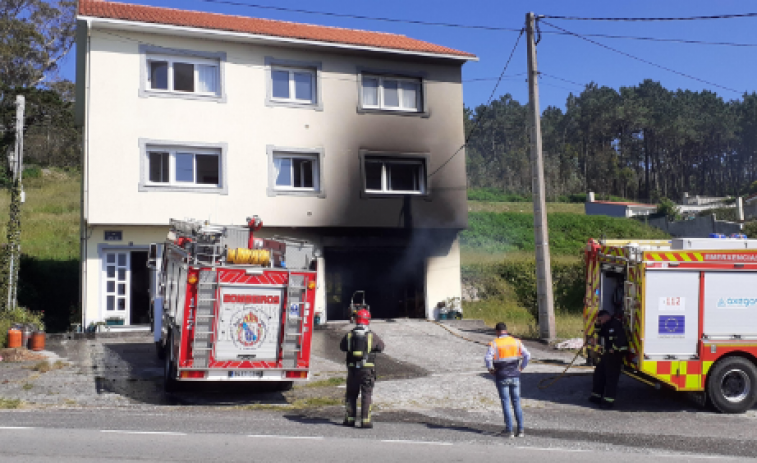 Un joven sufre quemaduras graves al tratar de apagar un fuego en Laxe