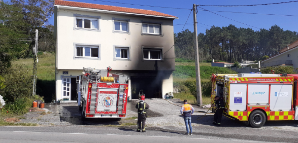 Un joven sufre quemaduras graves al tratar de apagar un fuego en Laxe