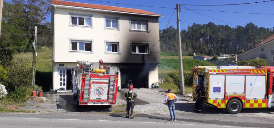 Un joven sufre quemaduras graves al tratar de apagar un fuego en Laxe