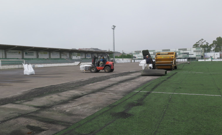 Comienzan las obras de renovación del césped del campo de fútbol larachés