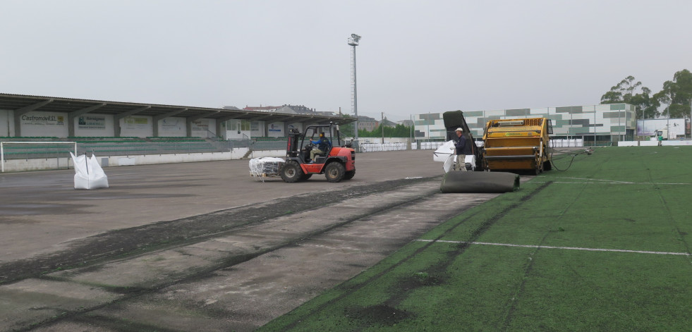 Comienzan las obras de renovación del césped del campo de fútbol larachés