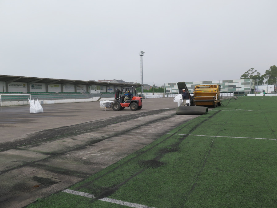 Comienzan las obras de renovación del césped del campo de fútbol larachés