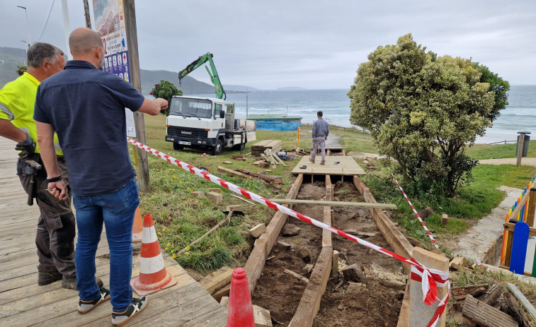 Carballo pone a punto los arenales y contrata a los socorristas para la temporada alta de playas