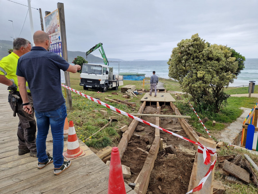 Carballo pone a punto los arenales y contrata a los socorristas para la temporada alta de playas