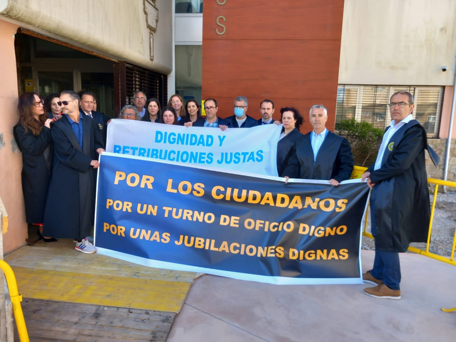 Primera protesta de carácter público de los abogados de turno de oficio de Corcubión