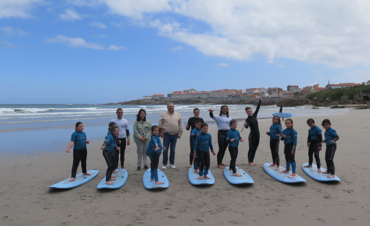 A Laracha propicia que los escolares disfruten del programa ‘Aprende a través del surfing’