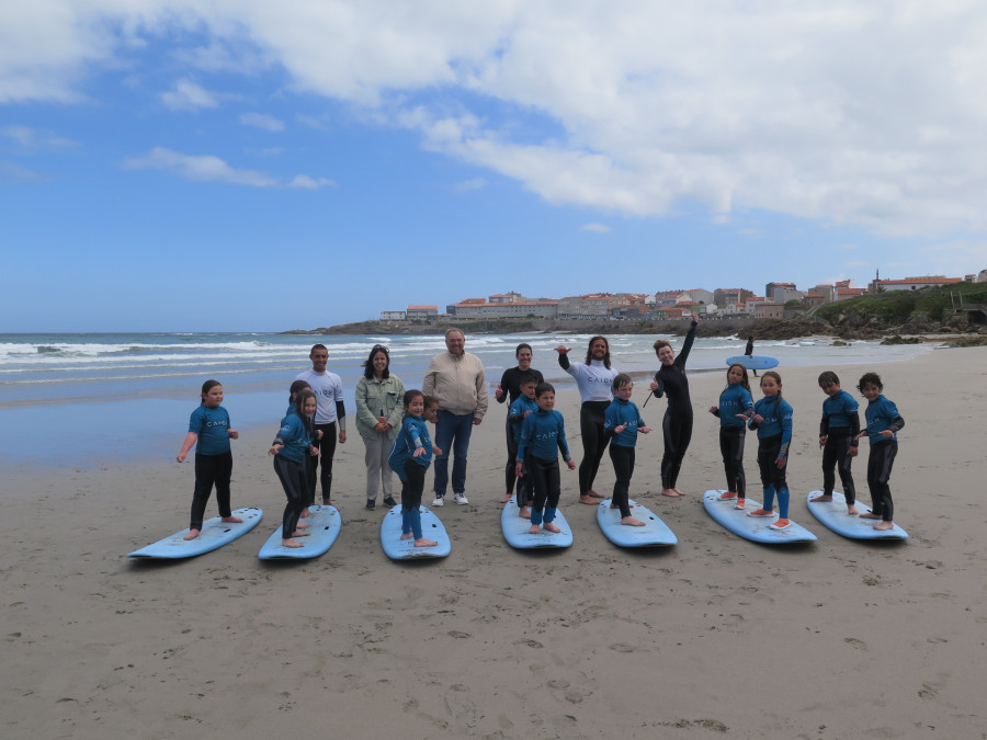 A Laracha propicia que los escolares disfruten del programa ‘Aprende a través del surfing’