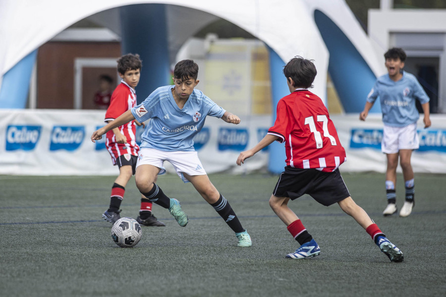 El RC Celta lidera el torneo alevín de Carballo