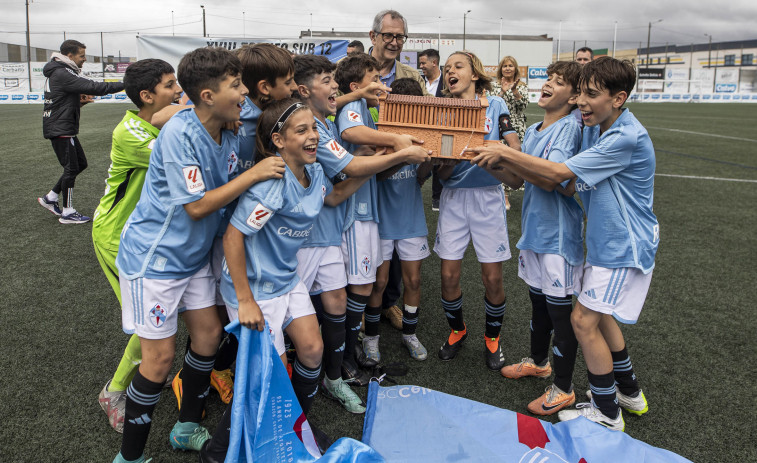 El RC Celta conquista su segundo torneo alevín de Carballo