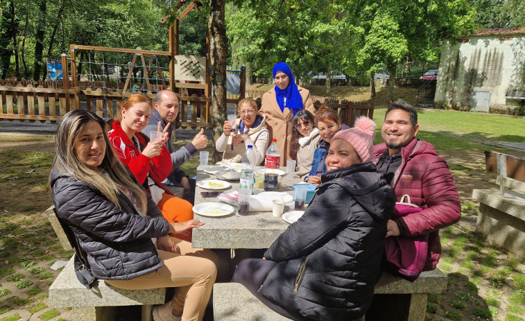 Las personas participantes en el programa ‘A Laracha acolle’ visitan el área de ocio de Gabenlle