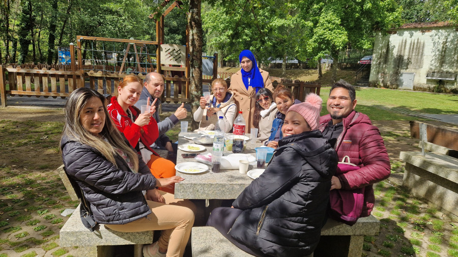 Las personas participantes en el programa ‘A Laracha acolle’ visitan el área de ocio de Gabenlle