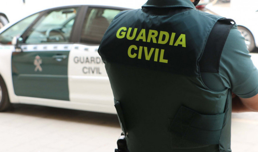 La Guardia Civil detiene a dos estafadores que actuaban en Carballo