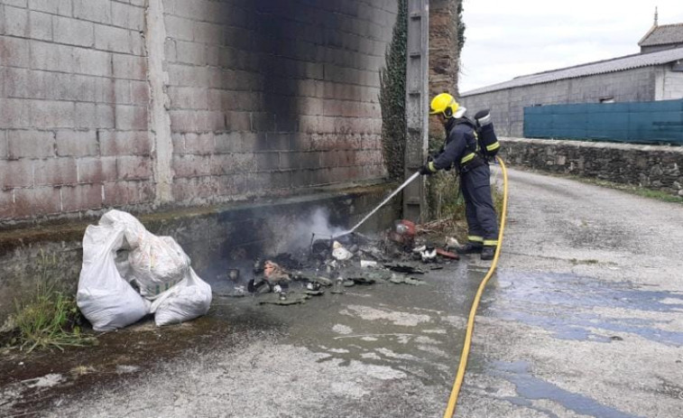 Incendian doce colectores de la basura en Carballo