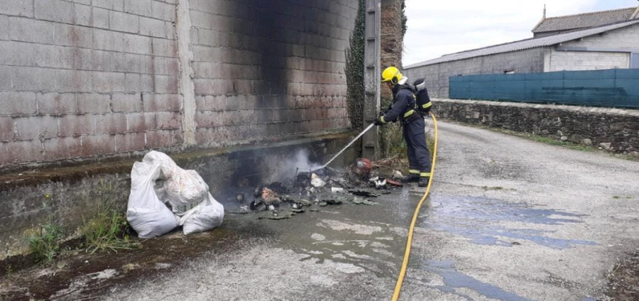 Incendian doce colectores de la basura en Carballo