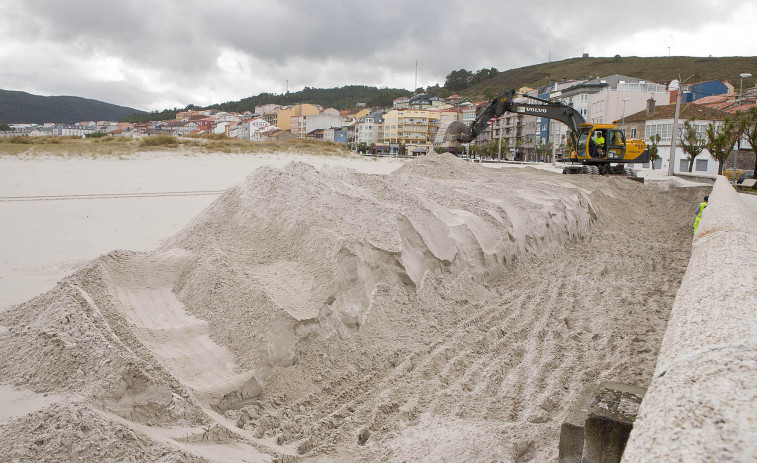 Luz verde para buscar una solución al avance de las dunas en la playa de Laxe